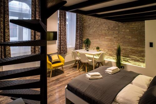 ブダペストにあるVery stylish and fresh studio home in the centerのベッドルーム1室(二段ベッド1組、テーブル、椅子付)