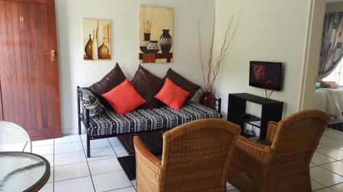 Ruang duduk di Sunshine Self Catering