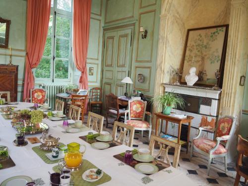 ห้องอาหารหรือที่รับประทานอาหารของ Chateau de Juvigny