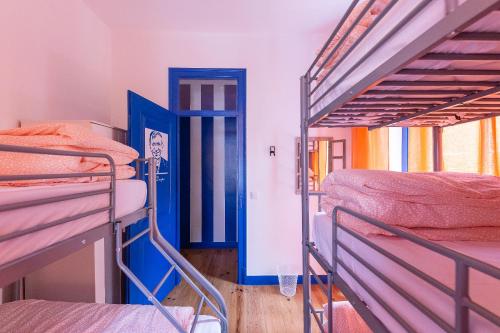 Katil atau katil-katil dalam bilik di Help Yourself Hostels - Parede