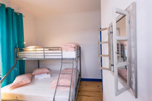 Katil atau katil-katil dalam bilik di Help Yourself Hostels - Parede