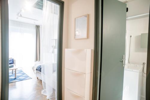 Kamar mandi di New, cozy home in the heart of Budapest