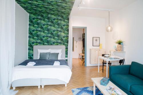 ブダペストにあるNew, cozy home in the heart of Budapestの緑の壁、ベッド付きのベッドルーム1室