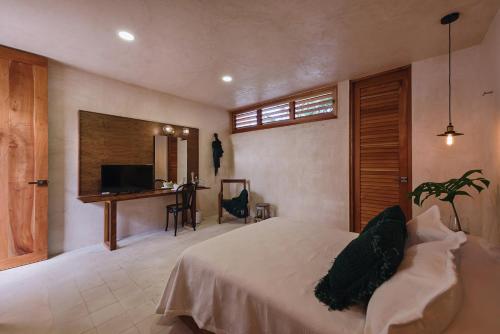 a bedroom with a bed and a desk in it at Colonte Hotel Origen in Valladolid