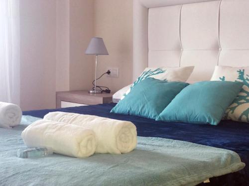 マニルバにあるNew ! Manilva Playa SPA Resort 2/2 sea view apartmentのベッド2台(枕付)、ベッドメイキングが備わる客室です。