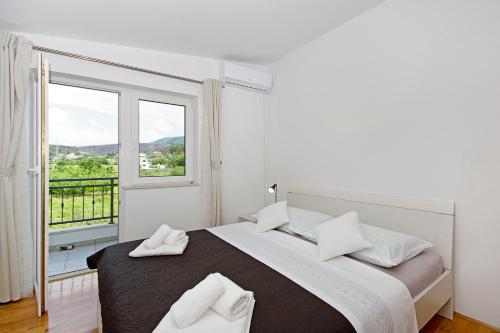 a bedroom with a large bed with a large window at Luxurious, modern and spacious apartment with terraces in Tugare