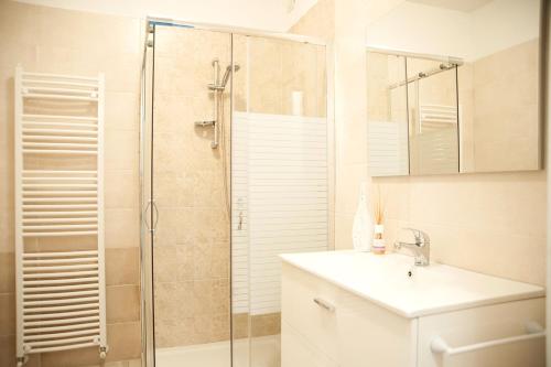 La salle de bains est pourvue d'une douche, d'un lavabo et d'un miroir. dans l'établissement Le Mura apartment, à Peschiera del Garda