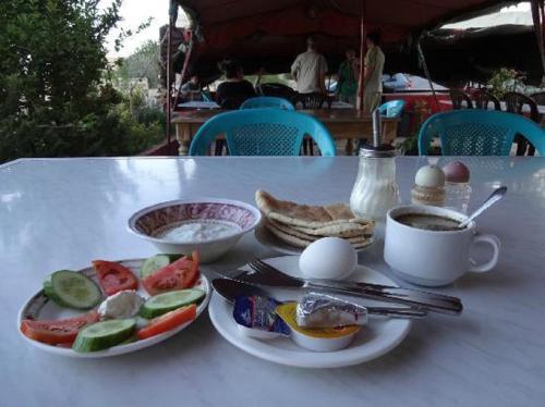 un tavolo con piatti di cibo e una tazza di caffè di Valentine Inn a Wadi Musa