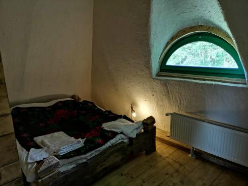 a bed in a room with a window at Casa Glod in Glod