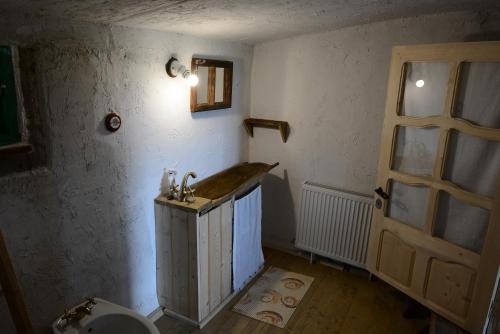 a bathroom with a sink and a toilet at Casa Glod in Glod