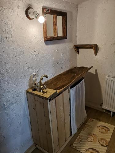 a bathroom with a sink and a mirror on the wall at Casa Glod in Glod