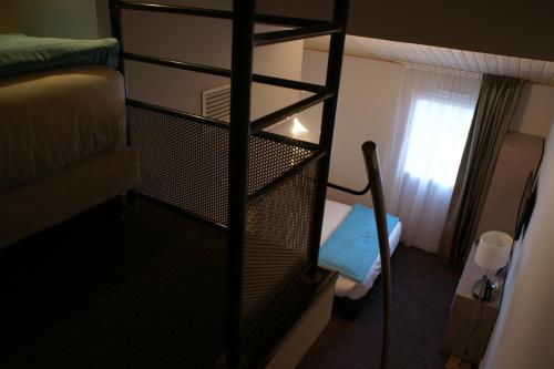 Postel nebo postele na pokoji v ubytování The Originals Boutique, Hôtel La Grange, Niort
