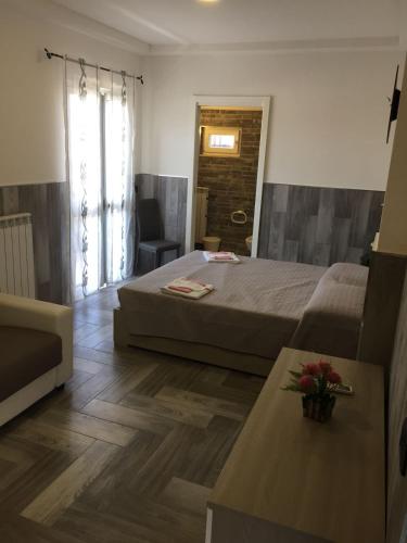 um quarto com uma cama, um sofá e uma mesa em Beb la lupa em Roma