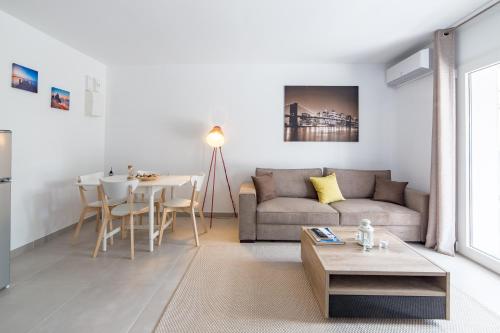 un salon avec un canapé et une table dans l'établissement Le Valescure, à Saint-Raphaël