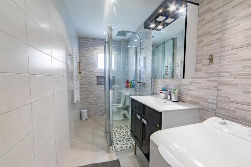 サン・ラファエルにあるLe Valescureのバスルーム(シャワー、洗面台、トイレ付)