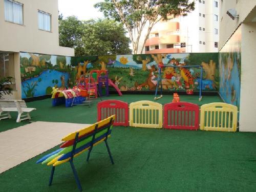 un parque infantil con una zona de juegos con tobogán en Royal Park Caldas Novas 2q, en Caldas Novas