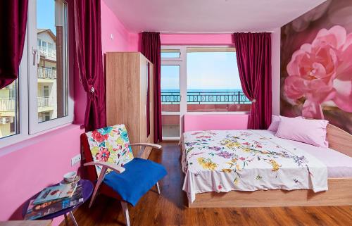 ポモリエにあるApartments Alerinaのピンクのベッドルーム(ベッド1台、椅子付)