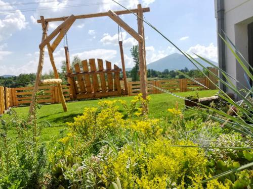 a garden with a swing in the yard at Rtanjski konak in Boljevac