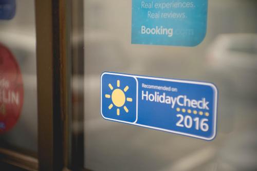 a sign on a door with a holiday check on it at Gästehaus Engelgasse Herzogenaurach in Herzogenaurach