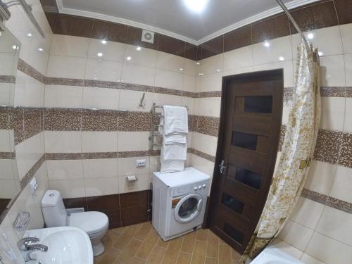 ヴィーンヌィツャにあるApartamienty v "Riezidientsii-8"のバスルーム(洗濯機、洗濯機付)