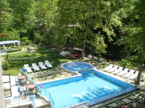 an overhead view of a swimming pool with lounge chairs at Family Hotel BOHEMA in Ognyanovo