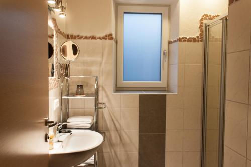 uma casa de banho com um lavatório e uma janela em Ferienwohnung Kagerer em Gutau