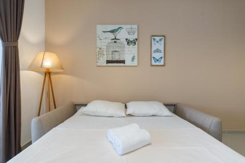 un letto con due cuscini bianchi sopra di Apartmani Milena a Bar