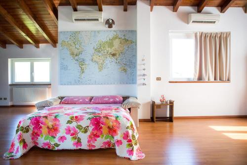 1 dormitorio con 1 cama y un mapa en la pared en J&J House, en Castelmarte
