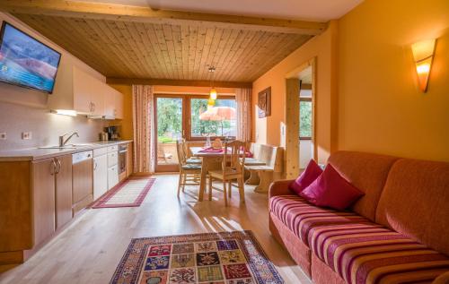 sala de estar con sofá y mesa en Landhaus Gasser, en Mayrhofen