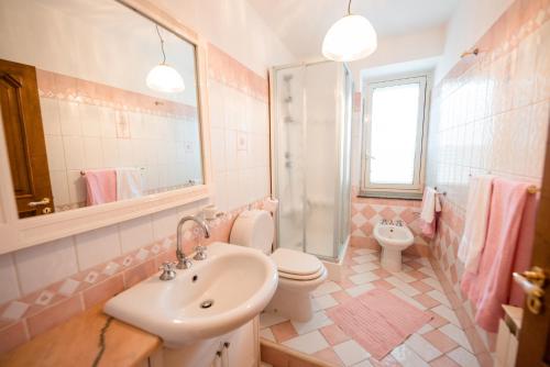 リングアグロッサにあるEtna Nina's homeのバスルーム(洗面台、トイレ、シャワー付)