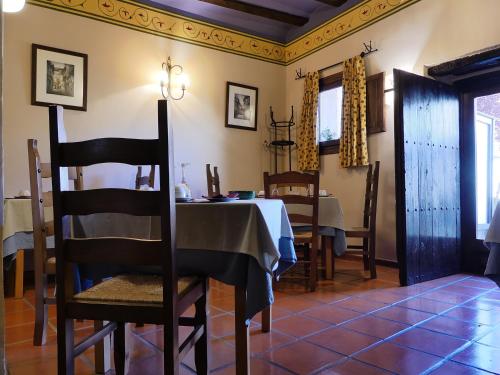 a dining room with a table and chairs at Hotel Posada del Adarve in Albarrac&iacute;n