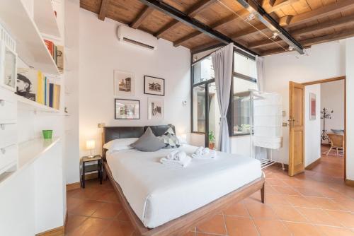 um quarto com uma cama branca num quarto em Monti Stairway to Heaven em Roma
