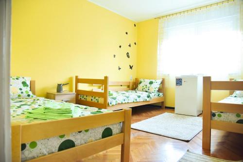 a bedroom with two bunk beds and a window at PRENOĆIŠTE PILOT in Niš