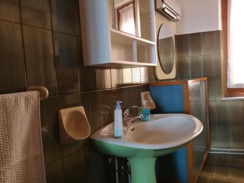 a bathroom with a sink and a mirror at Carru de ammentos in Ozieri