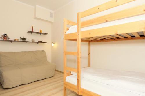 Giường tầng trong phòng chung tại Jantar Apartamenty - Rodzinny apartament z ogrodem