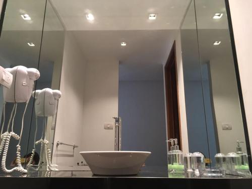 a bathroom with a sink and a mirror at Apart Edificio Clever in La Plata