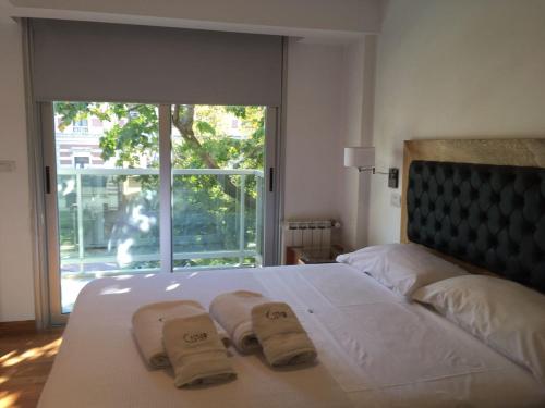 a bedroom with a large bed with towels on it at Apart Edificio Clever in La Plata