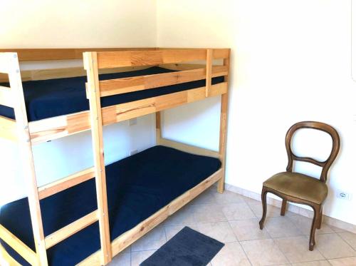 - une chambre avec des lits superposés, une chaise et un bureau dans l'établissement Monterosso - Apartment, à Monterosso al Mare