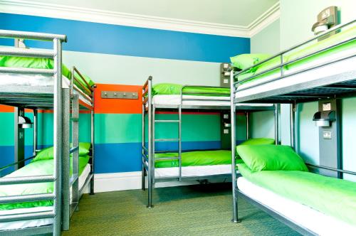 Двухъярусная кровать или двухъярусные кровати в номере YHA Canterbury