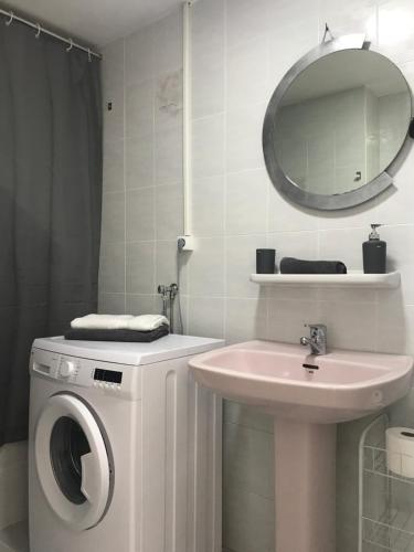 a bathroom with a washing machine and a sink at Apartament Trinisol ll with sea view in Benidorm