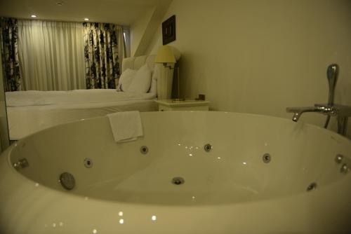 Phòng tắm tại Adana Plaza Hotel