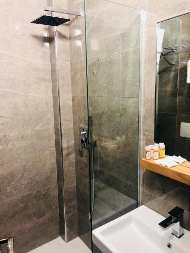 Un baño de Ruby Palace