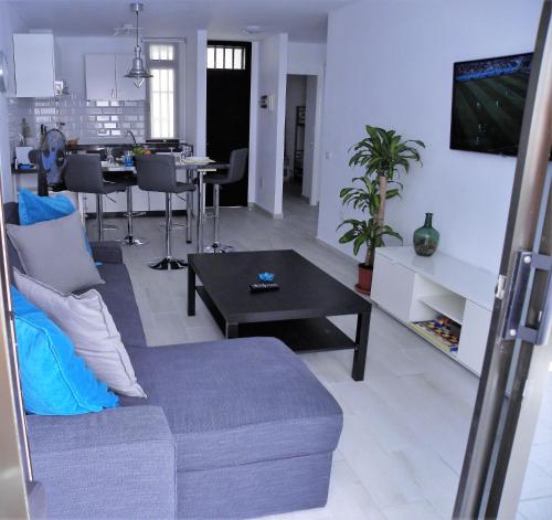 Uma área de estar em BEN'SHOLIDAYFLAT Ideal for families groups and couples Terrace Solarium Wi-Fi Netflix Smart TV