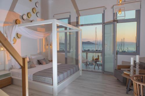 Postel nebo postele na pokoji v ubytování Naxos Riviera Suites