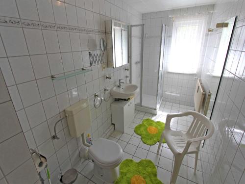 ヴァーレンにあるFerienwohnung Waren Mueritz SEE 9641の白いバスルーム(トイレ、シンク付)