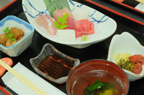 旅館の敷地内または近くでの食事または食べ物