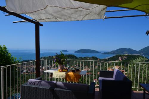 d'une terrasse avec une table et des chaises sur un balcon. dans l'établissement LA CASTELLANA Una Finestra sul Mare- Air Conditioned, à Lerici