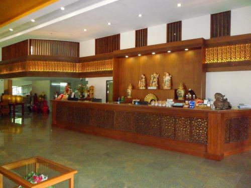 a lobby with a counter in a building at Butnamtong Hotel in Lampang