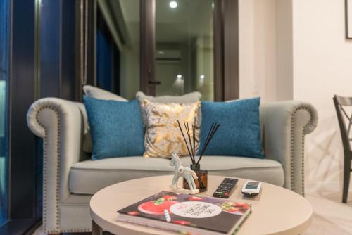 A seating area at Docklands Brand New 1 Bedroom Apt@Marina Tower