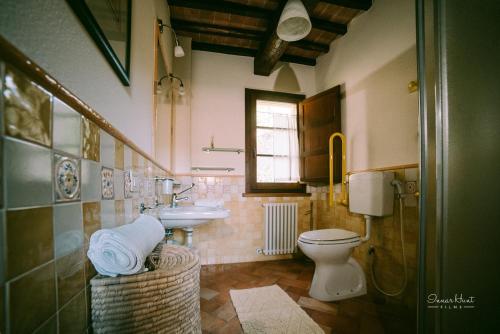 łazienka z toaletą i umywalką w obiekcie I Casali Di Colle San Paolo w mieście Tavernelle